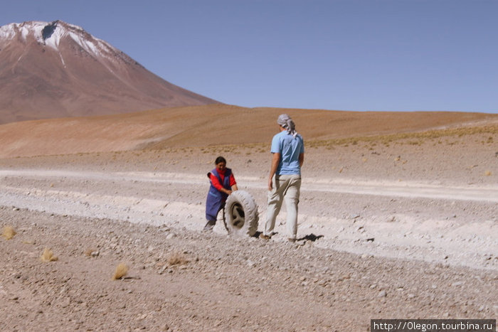 Одно колесо потеряли по дороге Уюни, Боливия