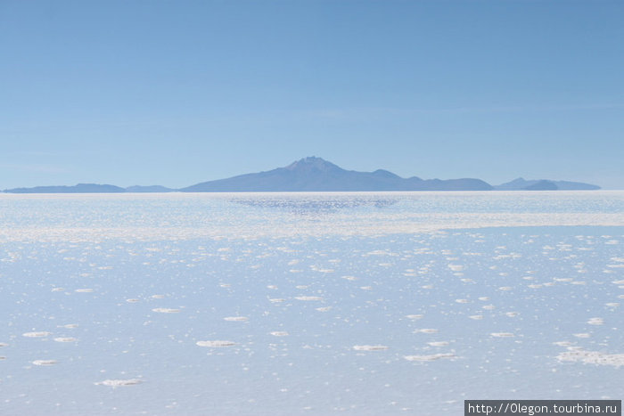Среди просторов озера появилась земля Уюни, Боливия