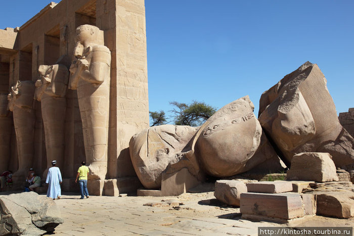 громадная статуя якобы Рамзеса 2 Луксор, Египет
