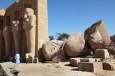 громадная статуя якобы Рамзеса 2