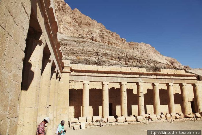 протодорические колонны в храме Хатшепсут Луксор, Египет
