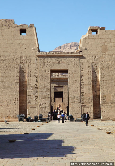 Пилон храма Рамзеса 3 Луксор, Египет