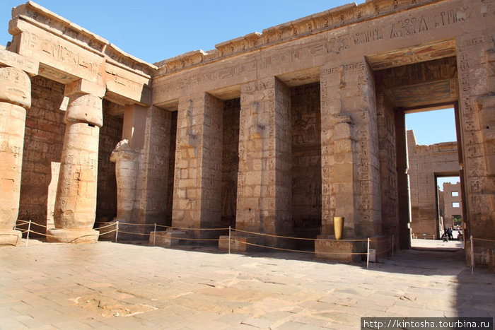 перистильны двор храма рамзеса 3 Луксор, Египет
