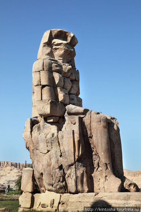 второй колосс мемнона, отреставрированный (колечки) Луксор, Египет
