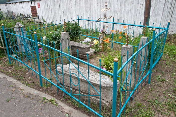 На территории церкви есть довольно большое кладбище со старыми могилами Суздаль, Россия