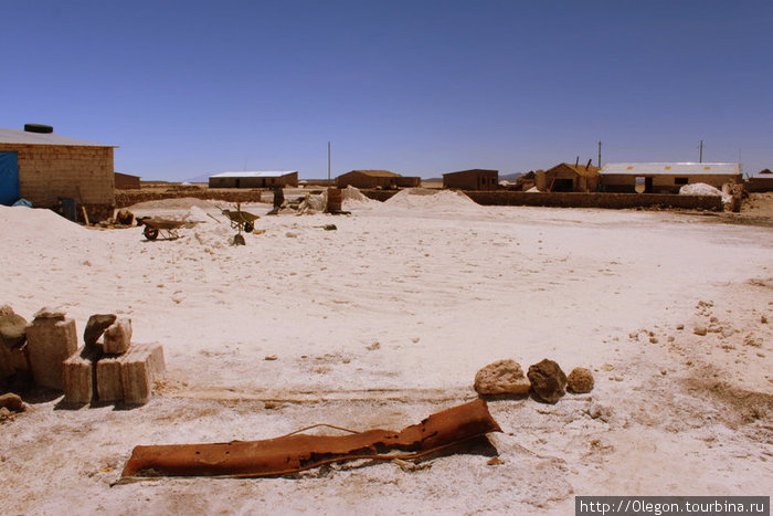 Привезённая с солончака соль сушится и просеивается здесь Колчани, Боливия