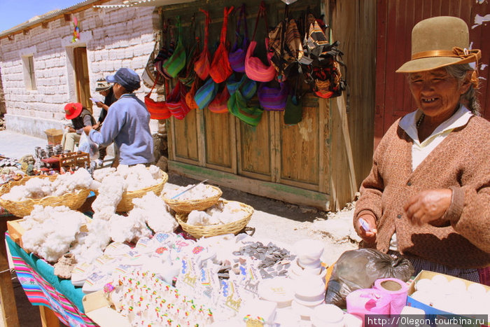 Куски соли валяются повсюду, но для тех, кому лень поднять с пола, их продают как сувениры Колчани, Боливия