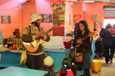 Бродячие музыканты развлекают боливийскую братию и туристов