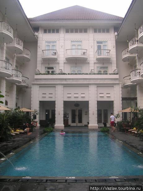 Внутренний двор отеля Джокьякарта, Индонезия