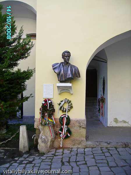 Памятник венгерскому поэту Петефи Мукачево, Украина