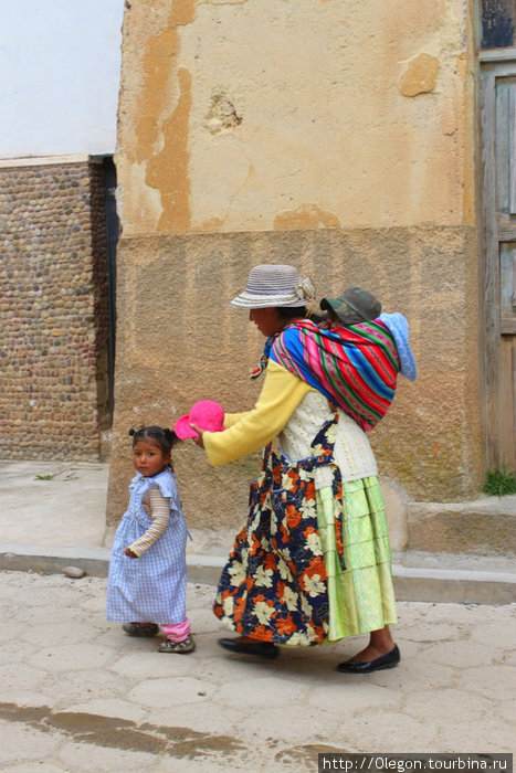Маленькое семейство идёт на службу в храм Копакабана, Боливия
