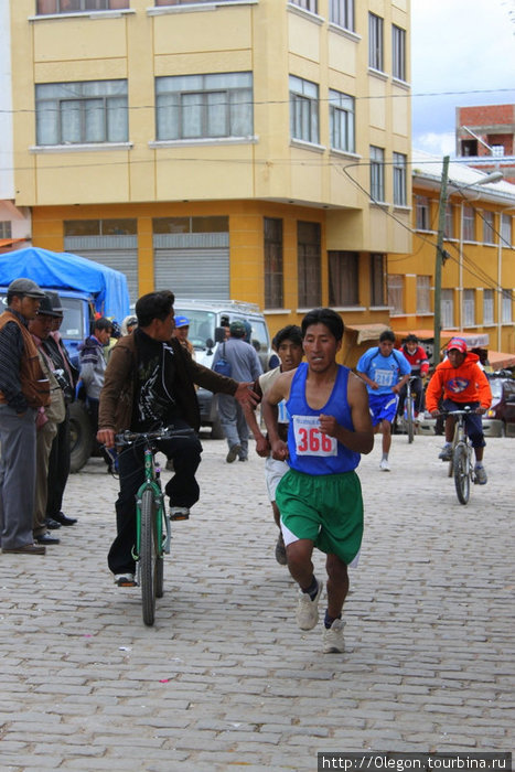 Марафонцев всячески поддерживают друзья Копакабана, Боливия