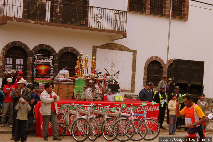 Ценные призы для выживших в марафоне Копакабана, Боливия