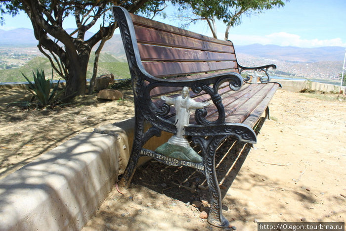 Даже на скамейке статуя Христа Кочабамба, Боливия