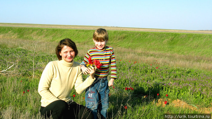 Мои Иришка и Сережка собрали букетик цветов в степи Элиста, Россия