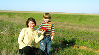 Мои Иришка и Сережка собрали букетик цветов в степи