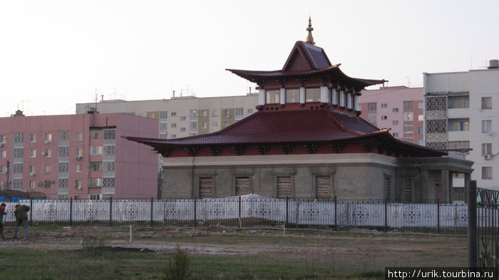 Недалеко от города Шахмат строится еще один буддийский храм, но он еще не закончен Элиста, Россия