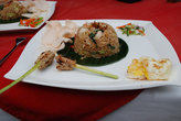 блюдо с гарниром из риса и морепродуктами