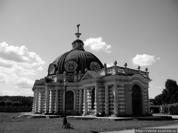 Павильон «Грот» (1755—1761/75)
Грот в Кусково

Одно из самых интересных сооружений в Кусково — Грот, построенный в 1755—1761 годах под руководством Ф. Аргунова. Каменный павильон в стиле барокко на трехступенчатом цоколе щедро декорирован скульпту Москва, Россия