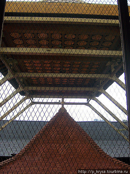 Под этой золотой крышей хранится самое святое — Зуб Будды Канди, Шри-Ланка