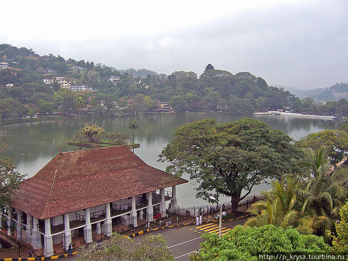 Озеро перед храмом Канди, Шри-Ланка