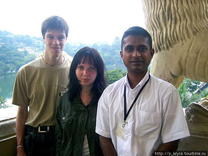 С монастырским служителем Канди, Шри-Ланка