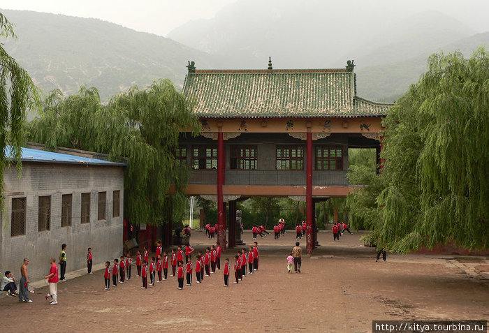 Спортивная школа-интернат, где китайских детей учат кунфу. Некоторые из них, кажется, только научились ходить...