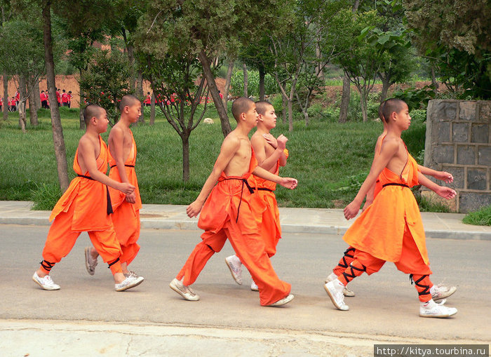 Это уже монахи... Шаолинь, Китай