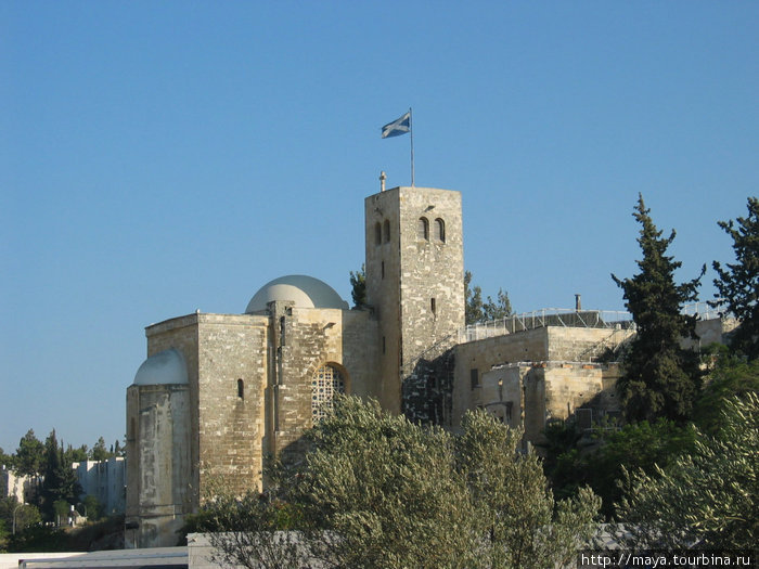 Справа видна Шотландская церковь Святого Андрея Иерусалим, Израиль