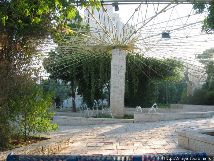 беседка с ажурной крышей и белыми каменными столбиками-сиденьями. Иерусалим, Израиль