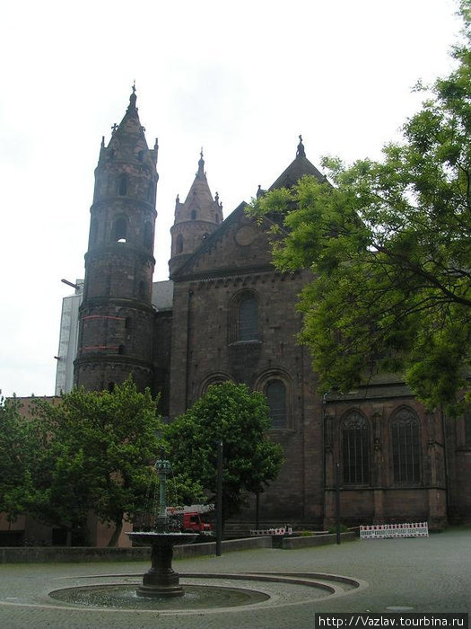 Фасад собора Вормс, Германия