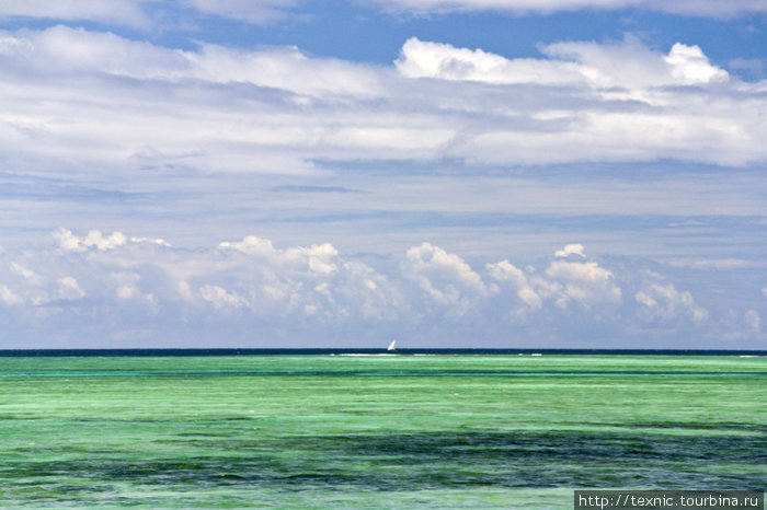 А ведь всего час назад погода была совсем другой. Только цвет океана был такой же изумительный. Остров Занзибар, Танзания