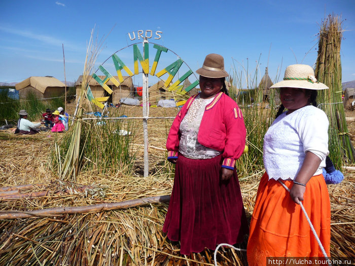 Приветливые жительницы островов Урос Урос плавающие острова, Перу