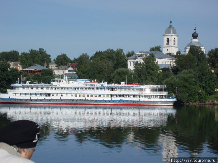 Вот и причал. Очень красиво. Привольно. Над городам возвышается колокольня Успенского Собора. Дышится легко и погода хорошая. Скорее бы ступить на берег. Мышкин, Россия