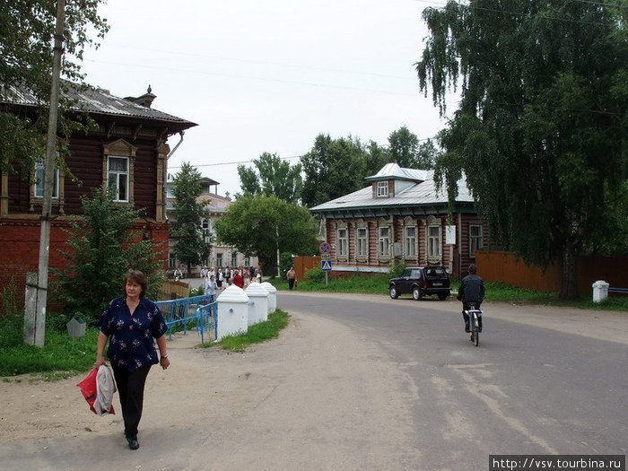 Это очень старые купеческие дома. Нам рассказали несколько  забавных историй о жизни купцов и нравах купеческого города. Мышкин, Россия