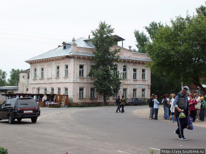 А это площадь. Довольно большая и чистая. Город вообще чистый и уютный. Жители его любят и стараются его возродить, в основном своими силами. Мышкин, Россия