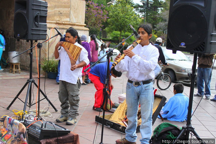 Романтические мелодии в исполнении потомков индейцев Санта-Ана-де-лос-Риос-де-Куэнка, Эквадор