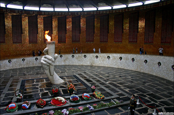 На стенах мозаикой выложены фамилии погибших. Волгоград, Россия