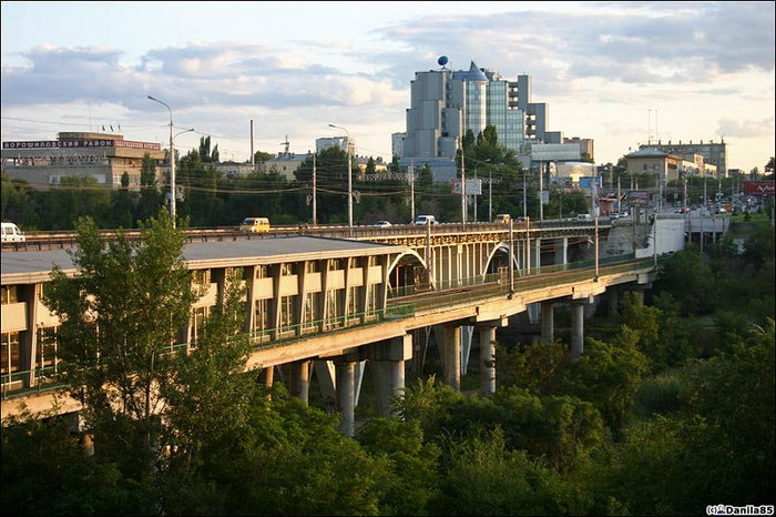 Автомобильный мост, мост скоростного трамвая и совершенно необустроеный овраг в центре города. Волгоград, Россия