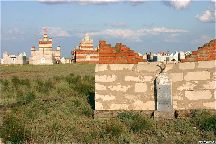 Кладбище на холме. Астраханская область, Россия