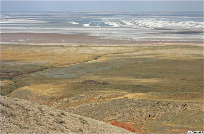 Около горы расположено солёное озеро Баскунчак, в котором добывают соль. Верхний Баскунчак, Россия