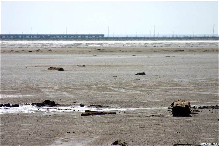 Берега озера глинисты и грязны. Верхний Баскунчак, Россия