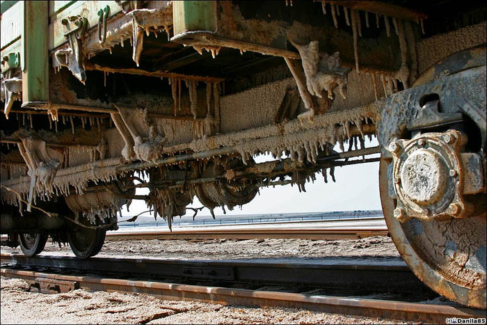 Так же как в средней полосе зимой под вагонами нарастают ледяные сосульки, здесь вырастают соляные. Верхний Баскунчак, Россия