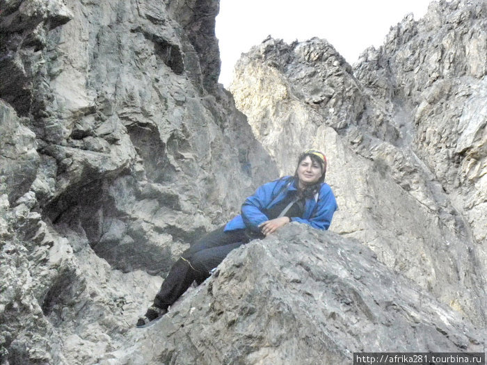 скалы на Искандер-куле Ширкент Историко-Природный Парк, Таджикистан