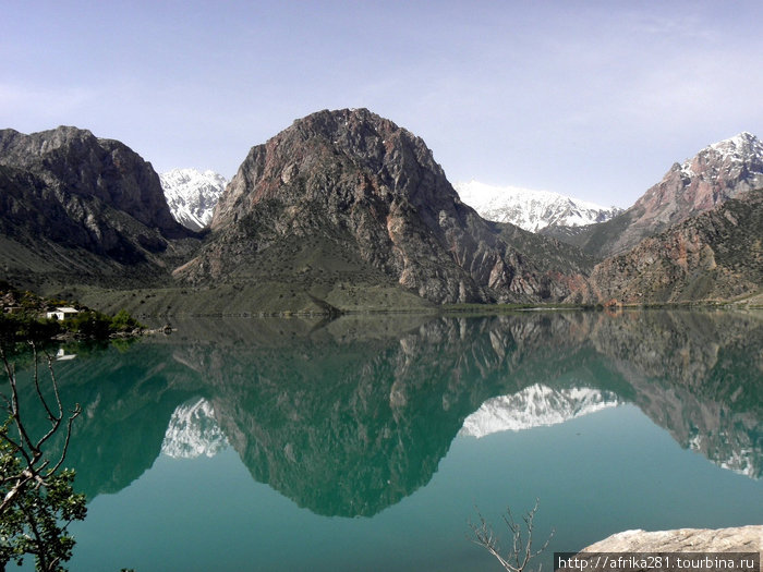 Искандер-куль, горное озеро на высоте 3000 м Ширкент Историко-Природный Парк, Таджикистан