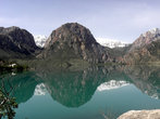 Искандер-куль, горное озеро на высоте 3000 м