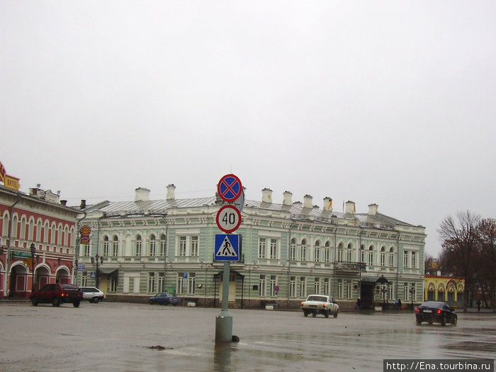 На центральной площади города Углич, Россия