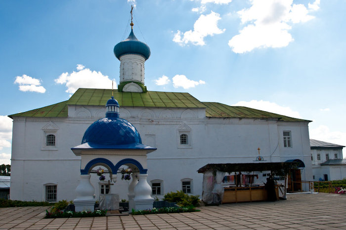 Трапезная церковь Благовещения и киворий (водосвятная палатка) Владимирская область, Россия