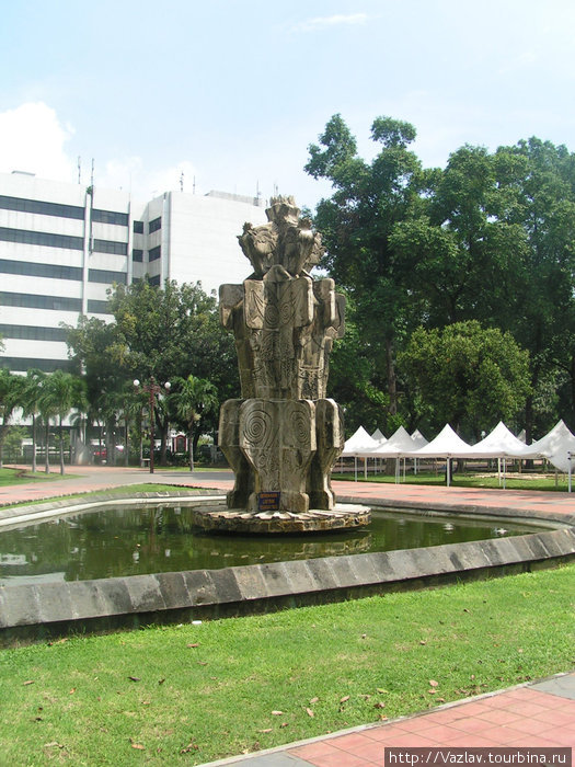 Странноватый памятник Джакарта, Индонезия