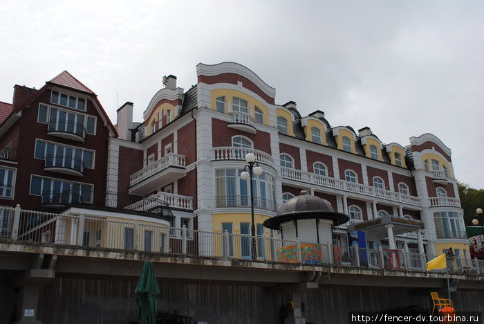 Пятизвездочный отель Гранд Палас — самое заметное сооружение на променаде Светлогорск, Россия